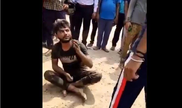 ملثمون في الهند يضربون شاباً مسلماً بعنف بزعم أنه ينقل لحم البقر.. الشرطة لم تتدخل لإنقاذه (فيديو)