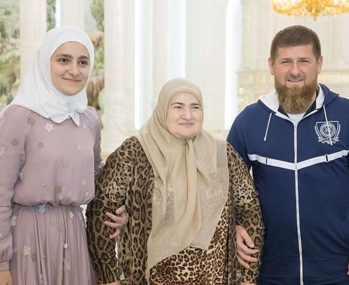 الحاكم الشيشاني يدفع مكافآت للأطفال الذين يكتبون قصائد تمدح والدته.. فماذا أعطى الفائزين بالمراكز الأولى؟