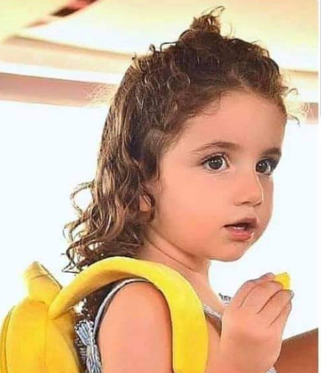 نعي مبكٍ لطفلة لبنانية.. إكسندرا نجار ابنة الـ3 سنوات ماتت بالتفجير بعد إصابتها ودخولها المستشفى لأيام