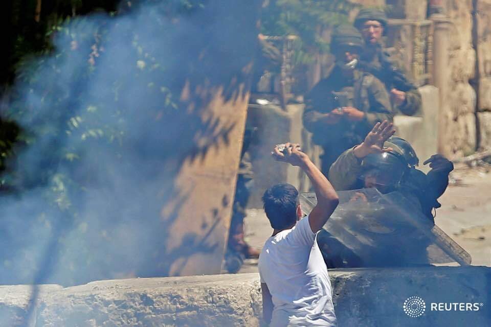 فيديو لشاب فلسطيني يشتبك منفرداً بالحجارة مع جنود إسرائيليين ويصيب أحدهم