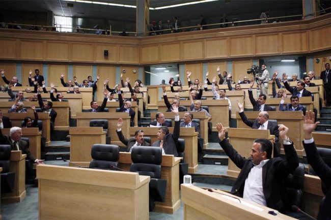 نواب الأردن يقاتلون للحفاظ على مقاعدهم رغم “ضآلة” إنجازاتهم.. فهل يعيد الشعب انتخابهم؟