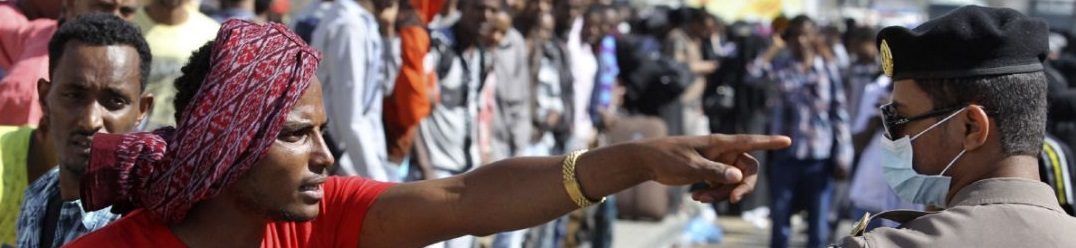 مسجونون بالصحراء، يُصعقون بالكهرباء، وبعضهم ينتحر! صور مفزعة لمراكز احتجاز مهاجرين بالسعودية