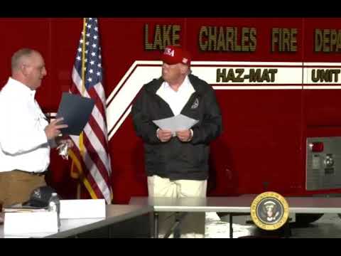 وزَّع توقيعه وطلب بيعه على موقع ebay بـ10 آلاف دولار! فيديو لتصرف غريب لترامب بولاية منكوبة