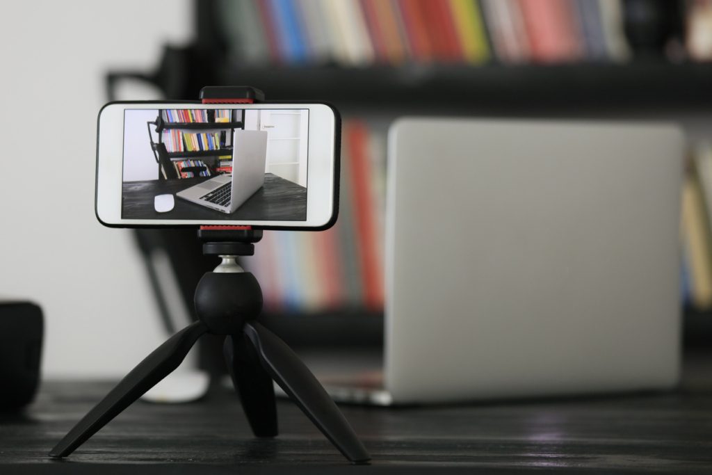 صورة ثابتة علي هاتف آيفون (istock)