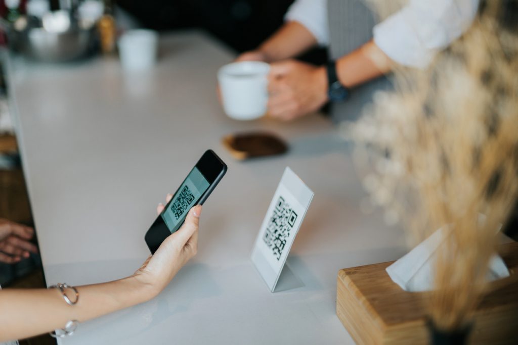 شخص ينسخ QR كود (Istock)