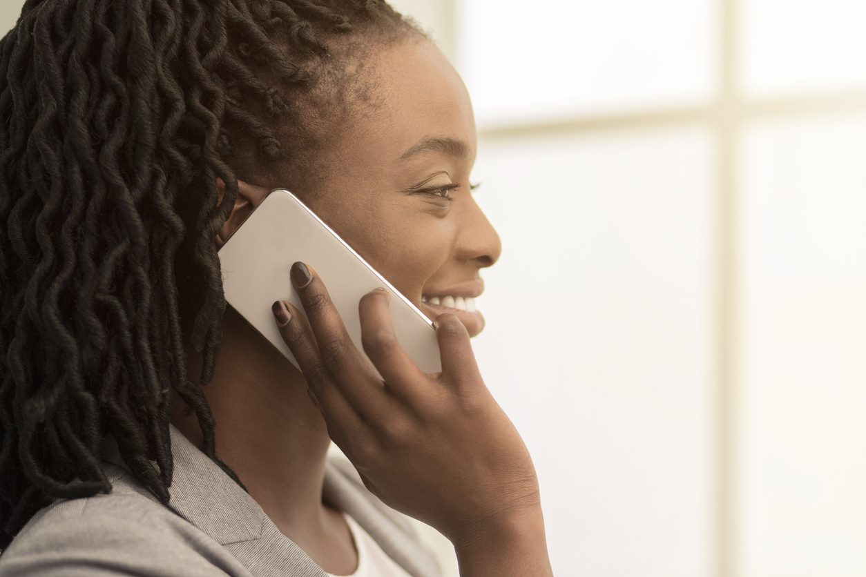 قد يكون هاتفك سبب مشاكل بشرتك