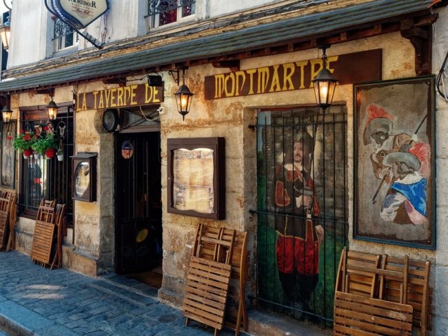 بين حانات وفتيات الحي الأدنى في باريس.. كيف تصبح الحياة بعد الهجرة غير الشرعية؟ عن رواية “سان دني”