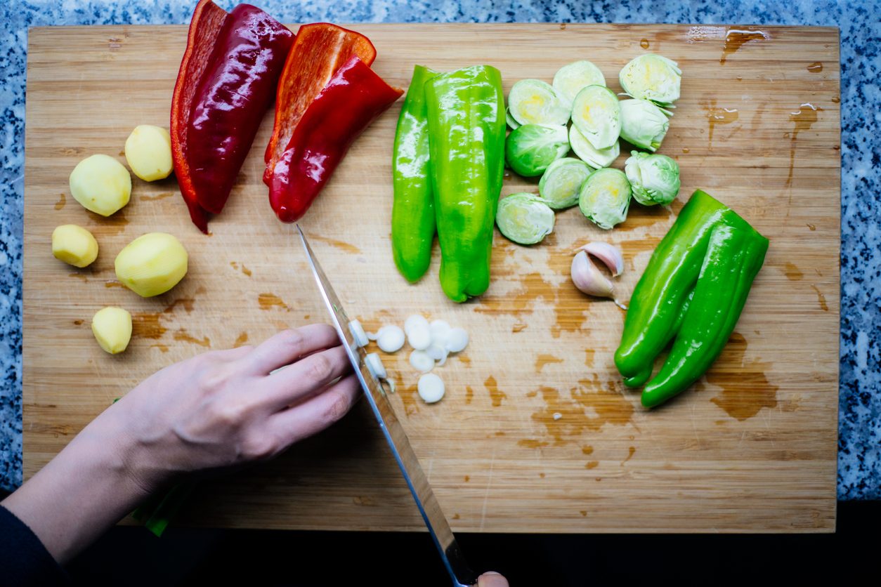 نعتذر لك، لكننا نقشر ونقطع الفواكه والخضراوات بطريقة خاطئة.. إليك 24 طريقة صحيحة