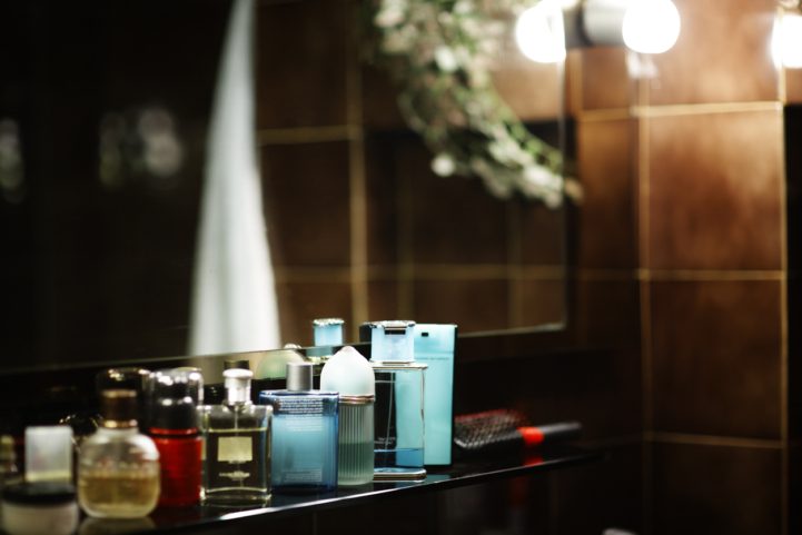 iStock/ تخزين العطور في خزانة الحمام