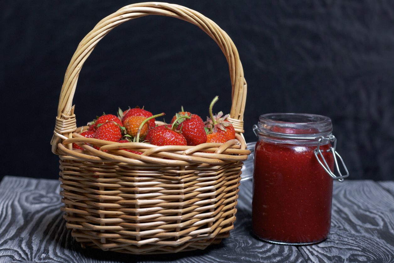 لذيذة جداً على وجبات الإفطار.. طريقة تحضير مربى الفراولة بعدّة خطوات بسيطة