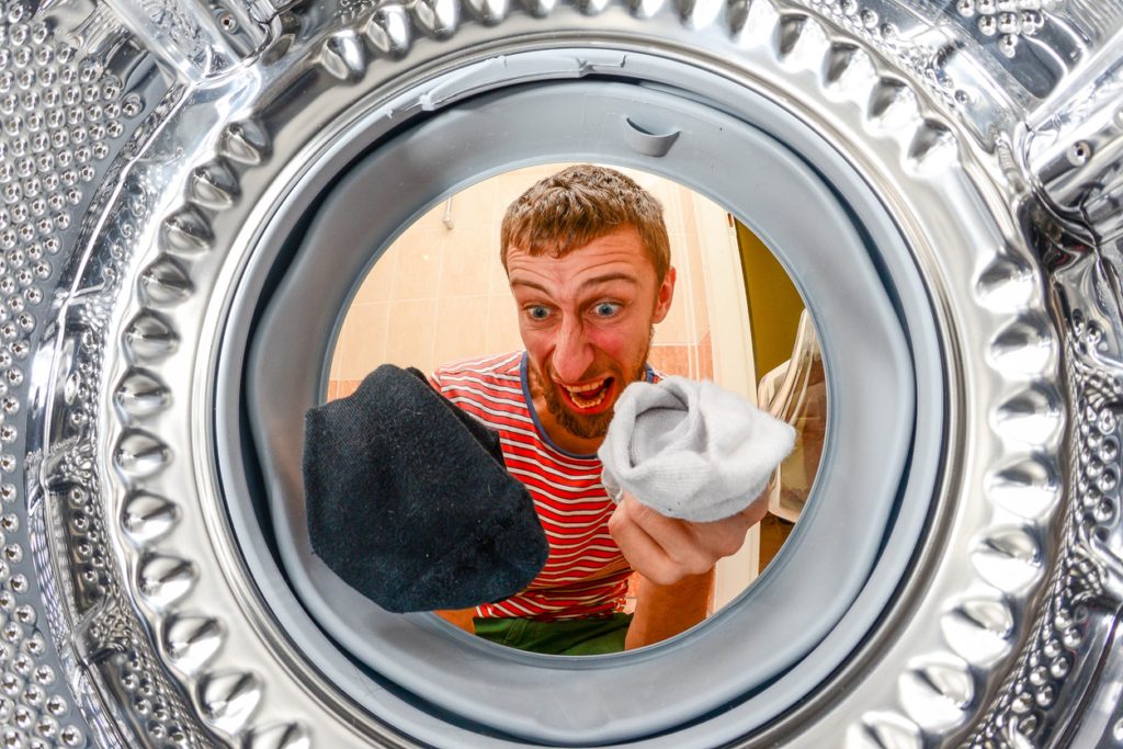 لا، ليس تحت الإبطين، ولا حتى الجوارب.. هل تعرف ما الجزء الأقذر في ملابسك؟