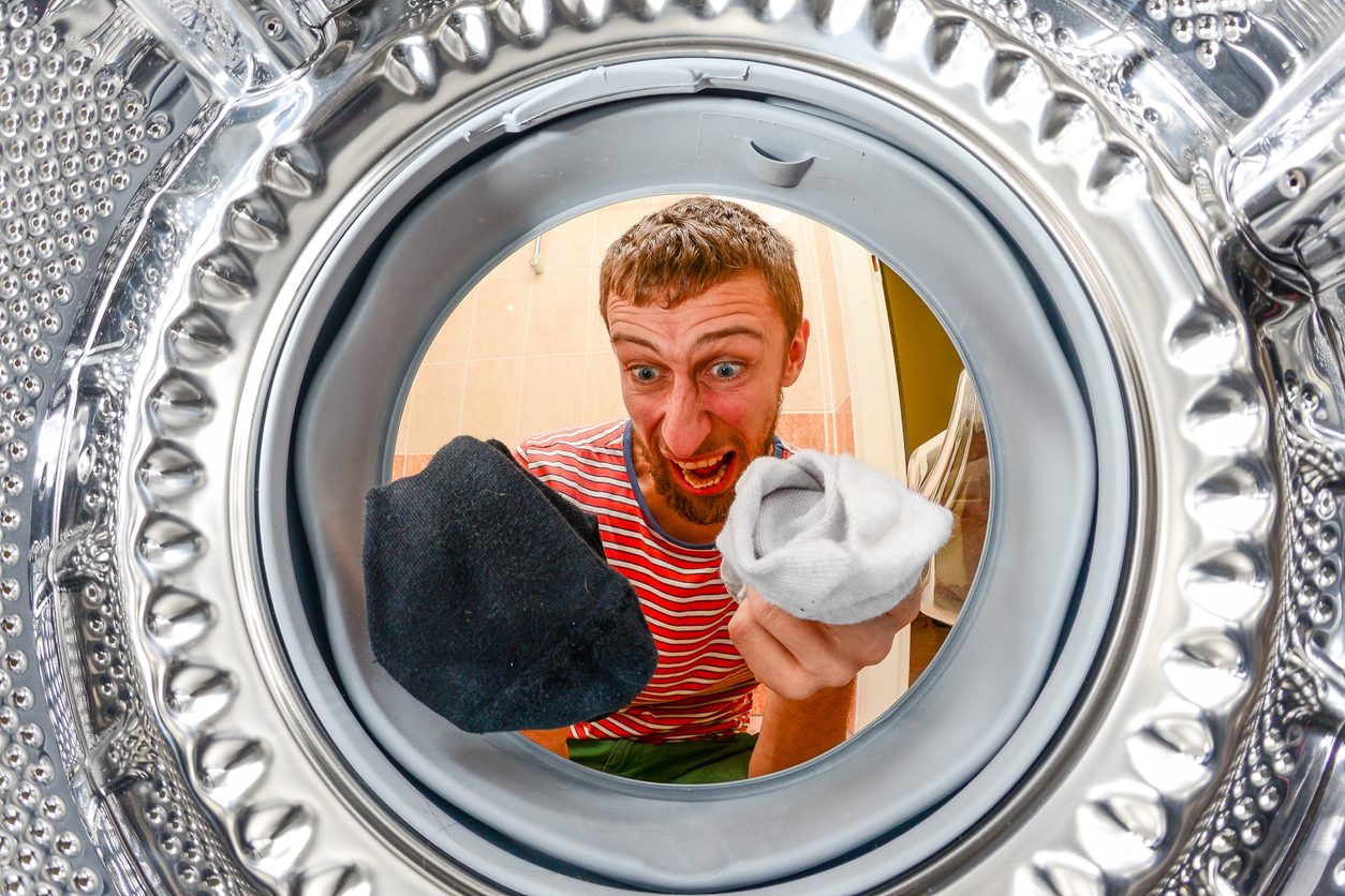 لا، ليس تحت الإبطين، ولا حتى الجوارب.. هل تعرف ما الجزء الأقذر في ملابسك؟