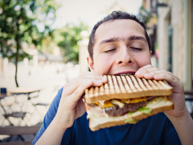 لا يوجد طعام جيد أو سيئ وكل شيء مسموح.. 6 خرافات حول الأكل الحدسي