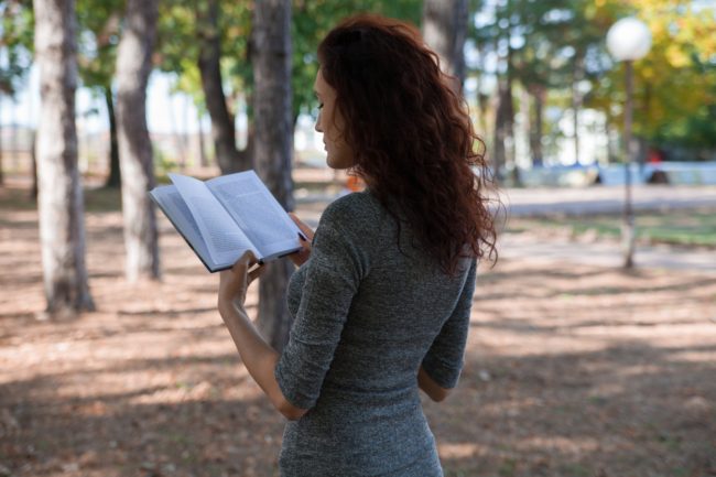 تكشف نقاط قوتك وضعفك وتدخلك في مخاطرة مؤلمة.. متى ستقرأ “أطياف كاميليا”؟