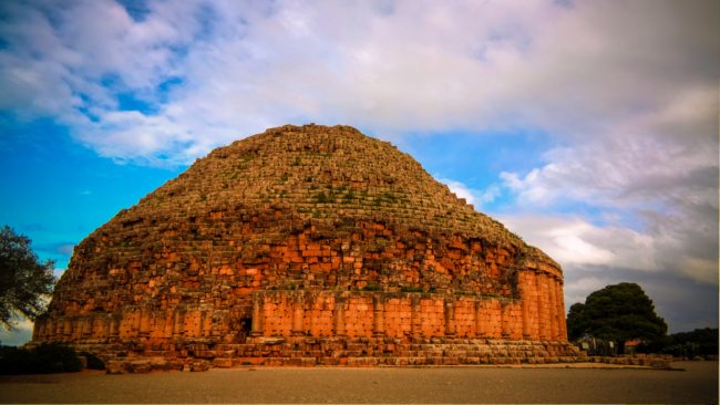 غرفها ودهاليزها وممراتها أكثر من أهرامات مصر وقببها تشبه قبب المساجد.. ماذا تعرف عن أهرامات الجزائر؟