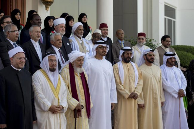 بعد مباركته التطبيع مع إسرائيل واستقالة أعضاء كبار منه رفضاً لذلك.. ما قصة منتدى “تعزيز السلم” الإماراتي؟