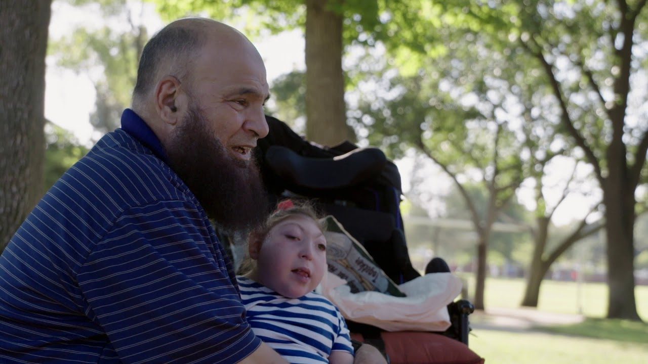 الوحيد الذي يرعى الأطفال وهم على مشارف الموت.. ما قصة الليبي المسلم الذي منحوه لقب “ملاك الأرض” في أمريكا؟