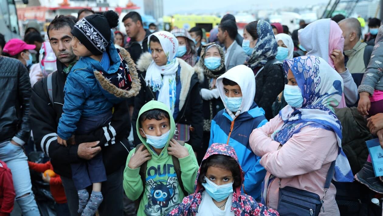 اليونان تسمح أخيراً للاجئين بمغادرة “مخيم الجحيم”.. السلطات تركتهم لمصيرهم وباتوا مشردين بالطرقات