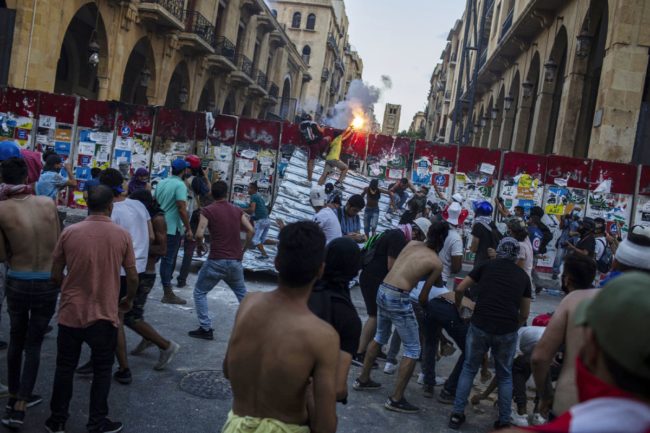 في الوقت الذي تنشغل فيه المنطقة بكورونا والتطبيع.. لبنان في حالة كارثية فاقمها انفجار بيروت