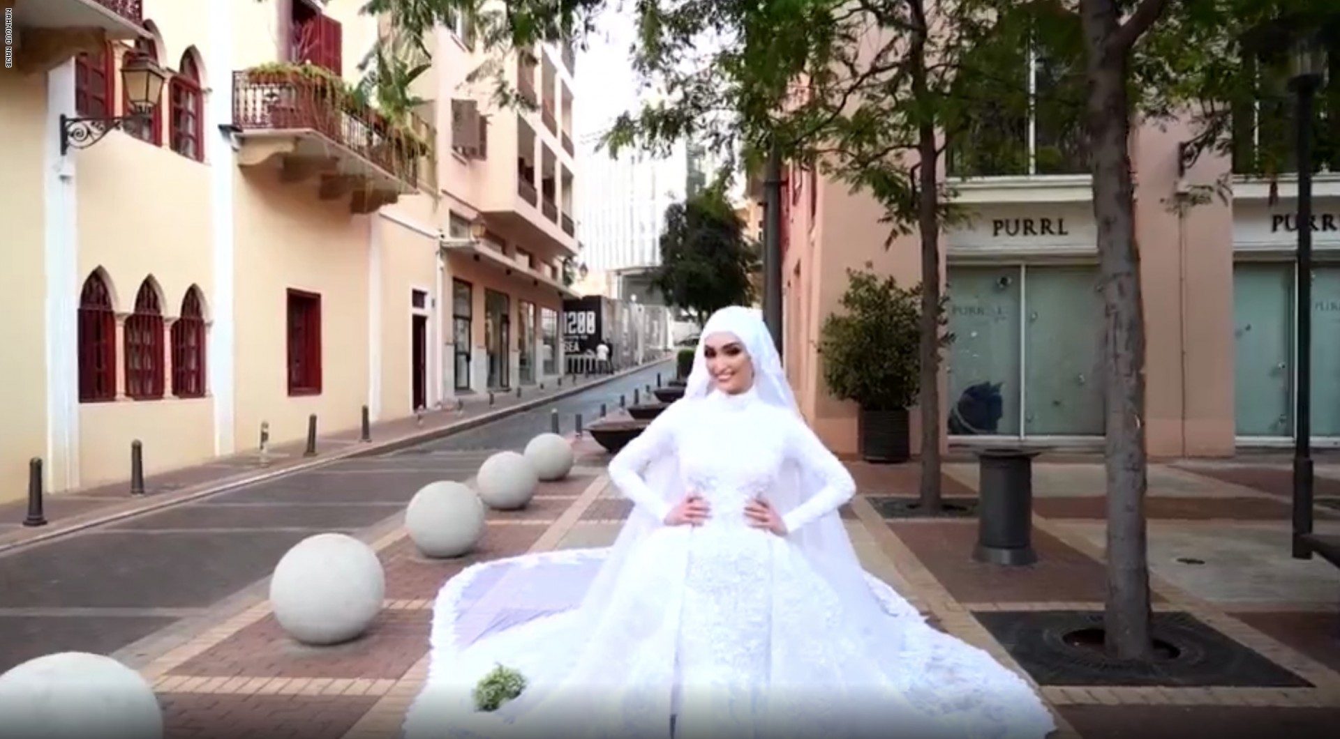 “عروس بيروت” التي كاد التفجير أن يودي بحياتها تعود لموقع الحادث.. التقطت صوراً جديدة وروت لحظات الرعب