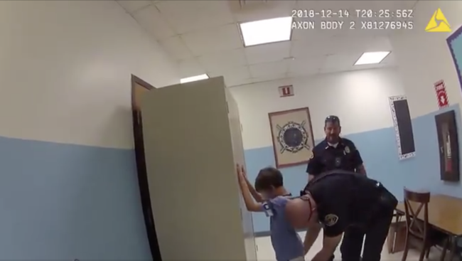 فيديو مروع لشرطيين حاولا تكبيل طفل في الـ8 من عمره وهدداه بالسجن.. محامي “فلويد” يجرهما للقضاء