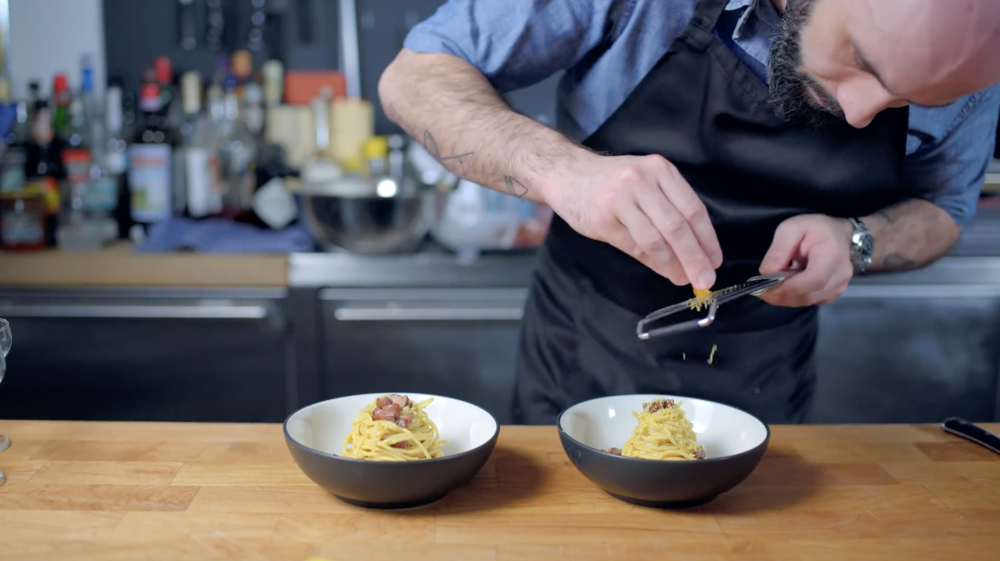 القضمة المثالية التي أحبها جو من يد لوف.. تعلم طريقة تحضير معكرونة كاربونارا من مسلسل You