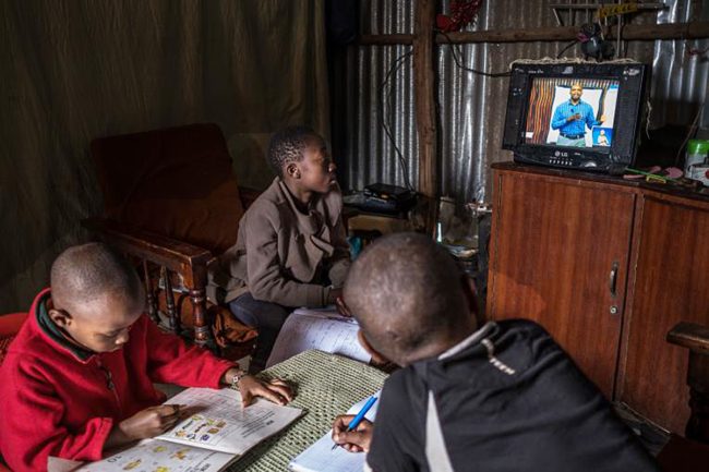 لا يستطيعون تحمل تكلفة الإنترنت.. كيف يكافح ملايين الطلاب في الدول الفقيرة للتعلم عبر التلفاز في ظل إغلاقات كورونا؟