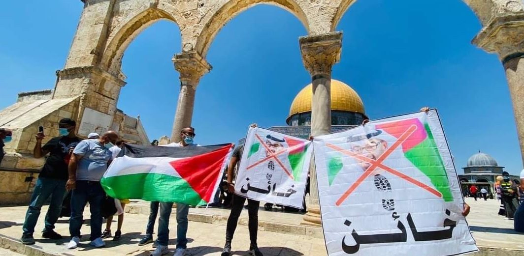 داسوا على صوره بساحات الأقصى اعتراضاً على التطبيع.. شاهد تدخل الشرطة الإسرائيلية لمنع إهانة محمد بن زايد