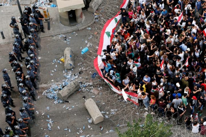 رويترز/ اشتباكات الجيش والمتظاهرين في لبنان