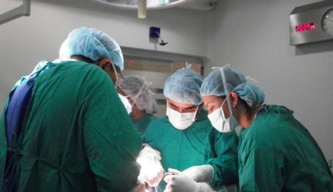 قطع ساق مُسن بالخطأ داخل عيادة! طبيبة وضعت علامة في غير مكانها، ومحكمة اكتفت بتغريمها