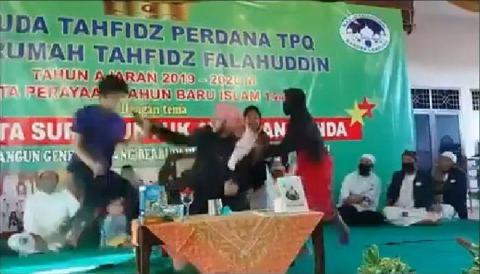 داعية إسلامي يتعرض للطعن خلال إلقائه محاضرة.. هجم عليه شخص وغرس السكين في جسده (فيديو)