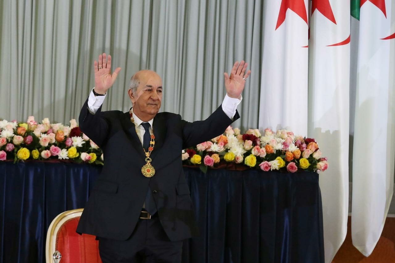 الجيش والرئاسة والفساد.. أبرز التغييرات المطروحة بالدستور الجزائري، وهل لبّت مطالب الحراك أم تحاول فقط تملقه؟