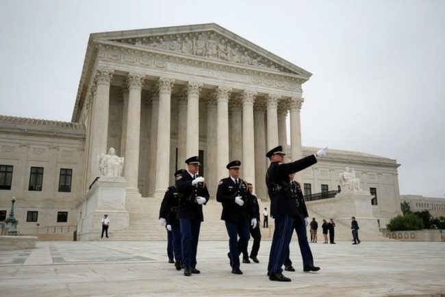 ترامب يحاول إحكام السيطرة على المحكمة العليا الأمريكية.. ولكن مهلاً لماذا يعد استقلالها مسألة مهمة للعالم كله؟