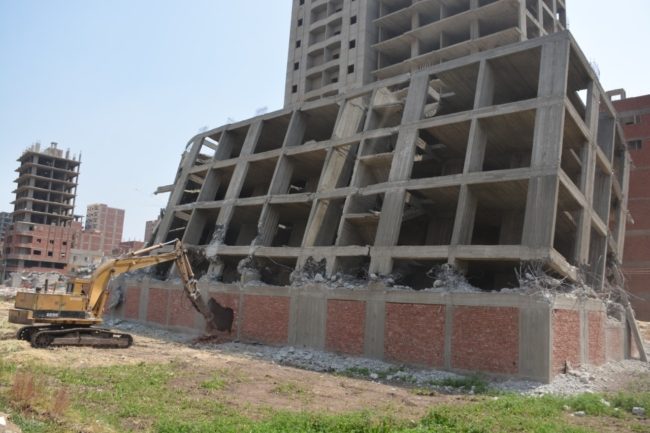 المصريون والسيسي وجهاً لوجه بسبب  “التصالح”.. تضارب في آليات التنفيذ وطعون على دستورية القانون، فهل تتراجع الدولة؟