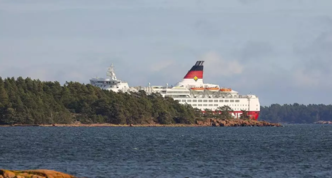 باخرة عملاقة تحمل 300 شخص تنجو من كارثة شبيهة بـ”تيتانيك”، تقرير: خُرِقَ هيكلها وغمرتها المياه (فيديو)