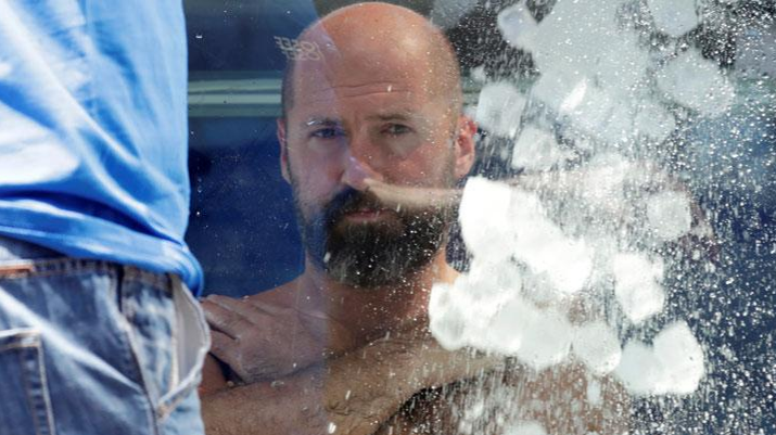 “الرجل المتجمد” يحطم رقماً قياسياً جديداً.. أمضى أكثر من ساعتين ونصف في صندوق مكعبات الثلج (صور وفيديو)