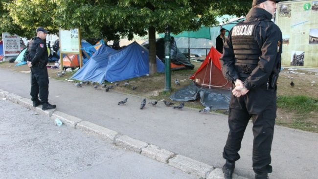 عصا الشرطة الكرواتية تحرمهم من حلم أوروبا.. معاناة العالقين في البوسنة تبحث عن حل إنساني