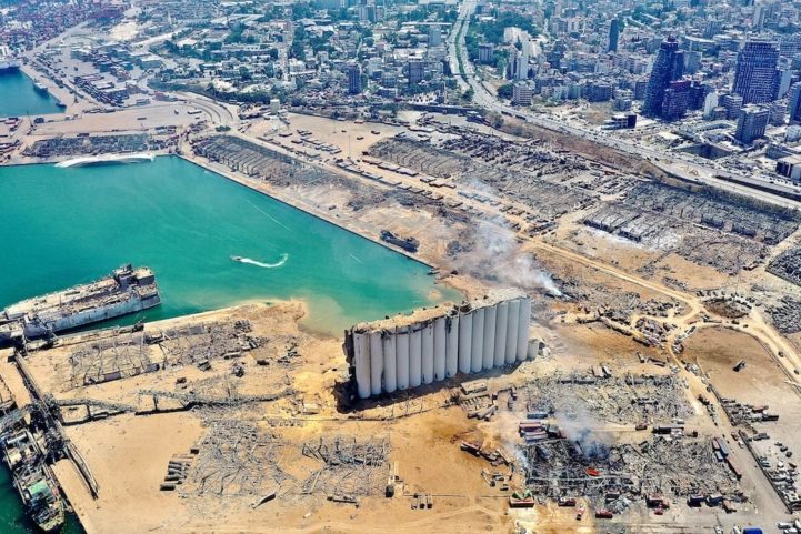 ميناء بيروت بعد التدمير الذي لحق به جراء التفجير/رويترز