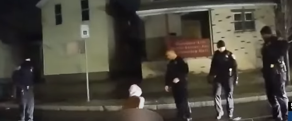 خرج عارياً إلى الشارع بعد نوبة نفسية، فاستغاثت عائلته بالشرطة التي أردته قتيلاً.. فيديو يوثق وفاة رجل أسود يثير غضباً في نيويورك