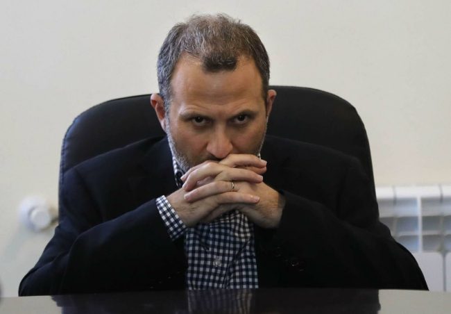 معركة باسيل.. مقايضة بري بالرئاسة وإزاحة رياض سلامة