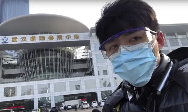 “ما زال حياً لكنه ليس حراً”.. العثور على صحفي ووهان المفقود منذ 7 أشهر لنقله أخبار انتشار كورونا