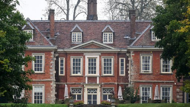 منحوه شوكولاتة بدل زجاجة خمر لأنه مسلم.. موظف بفندق يقاضي الإدارة بتهمة التحرش الديني وزملاءه بالسرقة