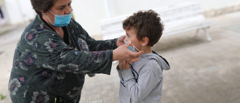 يأكلون ورق الشجر.. كيف أدت الجائحة إلى تورط بعض الآباء في جرائم بحق أطفالهم؟