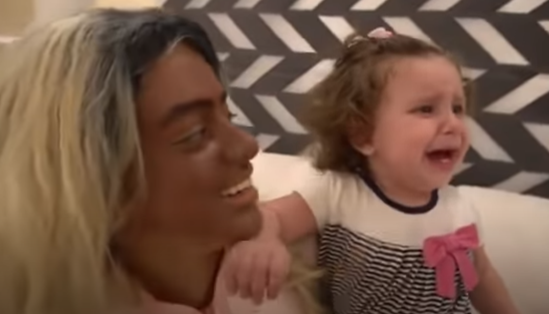 أحمد حسن وزوجته يواجهان تهمة “الاتجار بالبشر”.. الشرطة تبحث عن الثنائي المصري بعد أزمة فيديو طفلتهما