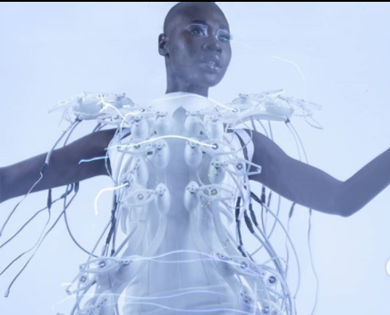 عندما تشترك الموضة مع التكنولوجيا! فستان ذكي يقرأ أفكارك ويعبِّر عنها من خلال 1000 جهاز حساس يتصل بالمخ (فيديو)