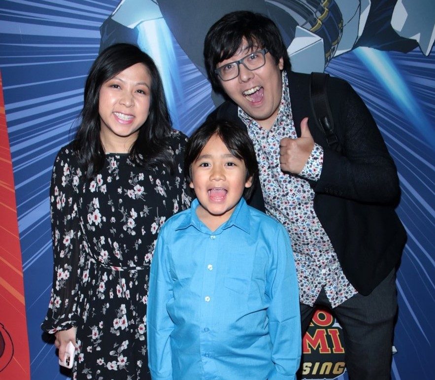 طفل في الثامنة يحصد أعلى عائدات يوتيوب عالمياً! يجني 20 مليون دولار سنوياً من فيديوهات على قناته