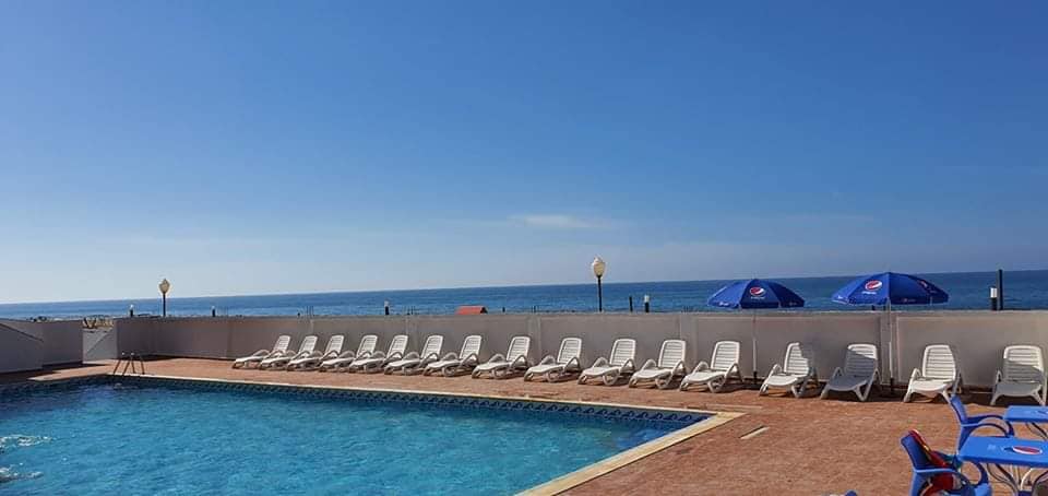 اختلفا على شراء مشروب من خارج المطعم! منتجع سياحي يُهدد أمريكيّاً بالسجن بعد نشره تقييماً سلبياً عنه