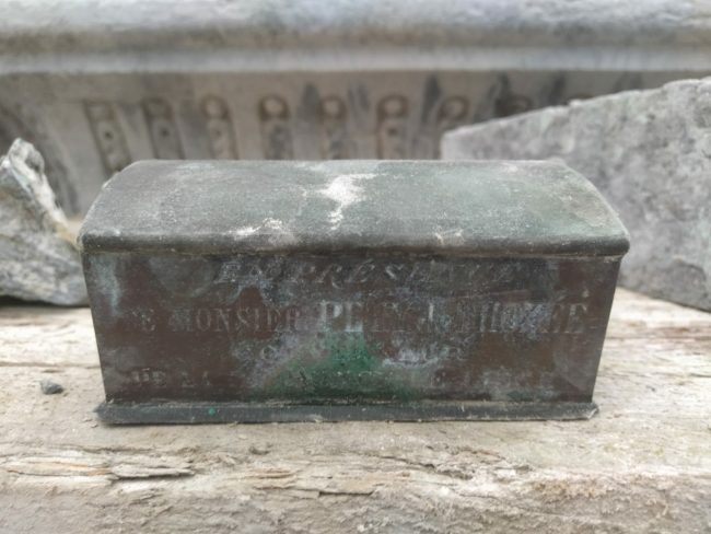 موجود في صندوق منذ 130 عاماً! عمال يعثرون على قلب أحد الآباء المؤسسين لبلجيكا مدفون في نافورة عامة