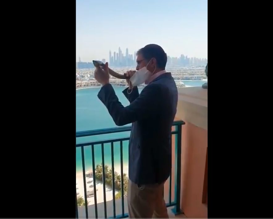 الجالية اليهودية في الإمارات تحتفل برأس السنة العبرية.. فيديو لكبير الحاخامات وهو ينفخ بالبوق