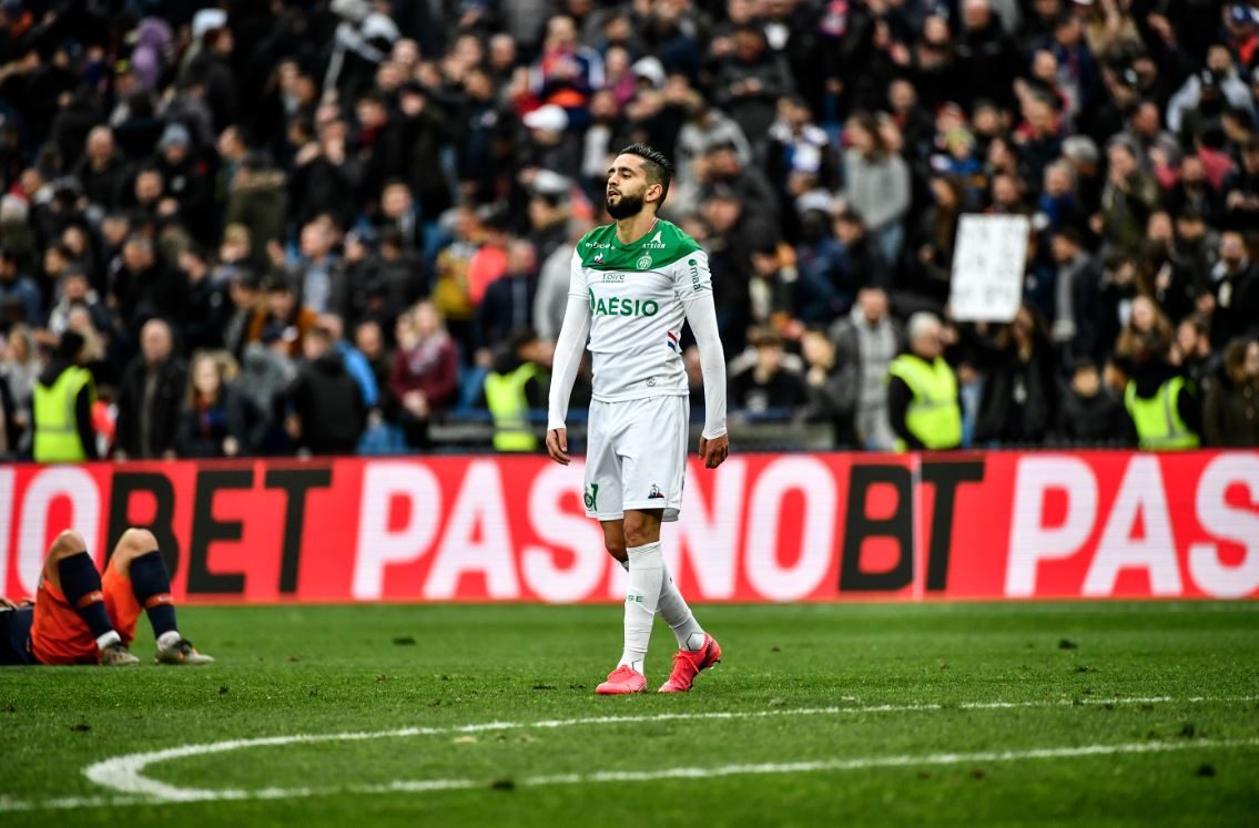 من الفوز بالكرة الذهبية إلى “ارحل أيها العربي القذر”.. كيف انهارت مسيرة الجزائري بودبوز؟